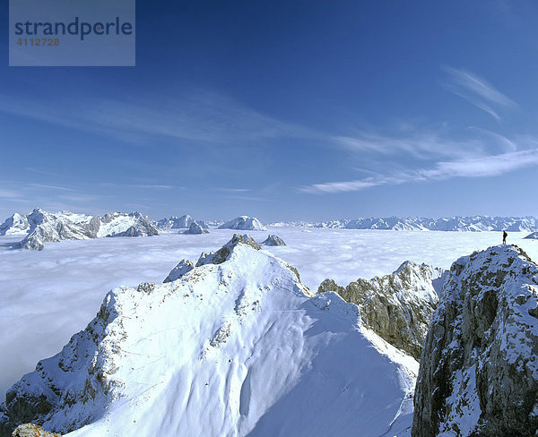 Karwendelgebirge  Panoramablick  Nebelmeer  Blick auf die Mieminger Kette und Stubaier Alpen  Oberbayern  Deutschland