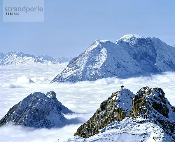 Karwendelgebirge  Panoramablick  Nebelmeer  Blick auf die Mieminger Kette  Oberbayern  Deutschland