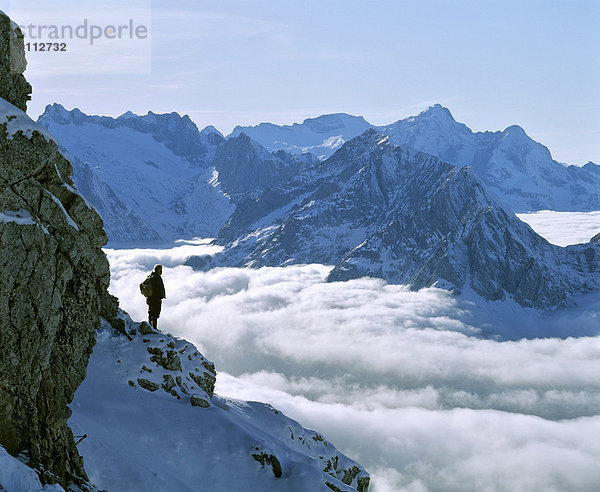 Panoramablick vom Karwendelgebirge auf das Wettersteingebirge  Nebelmeer  Bergwanderer  Oberbayern  Deutschland
