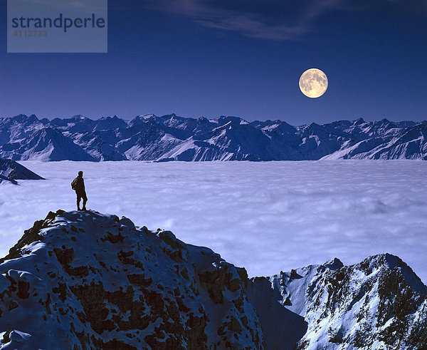 Karwendelgebirge  Panoramablick bei Vollmond  Nebelmeer  Blick auf die Stubaier Alpen  Oberbayern  Deutschland (M)