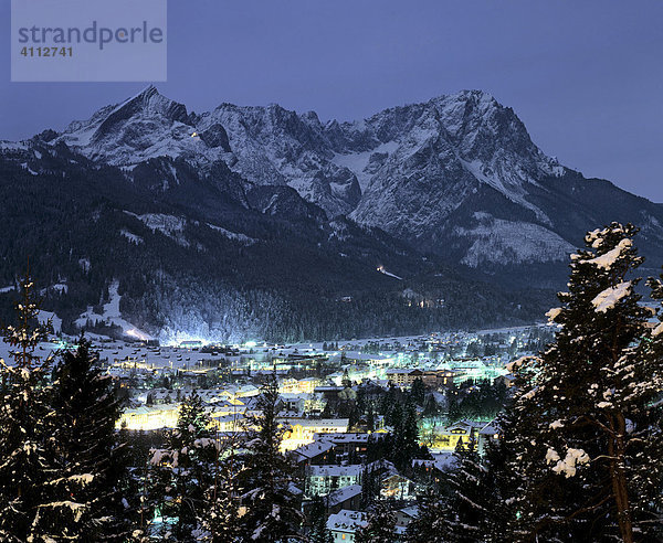 Garmisch-Partenkirchen  Nachtaufnahme im Winter  Wettersteingebirge  Alpspitze  Zugspitze  Oberbayern  Deutschland