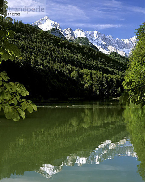 Riessersee bei Garmisch-Partenkirchen  Wettersteingebirge  Alpspitze  Oberbayern  Deutschland