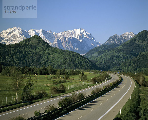 Autobahnende A 95 bei Eschenlohe  Loisachtal  Wettersteingebirge  Oberbayern  Deutschland