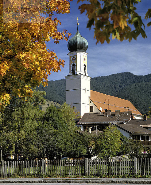 Oberammergau  Pfarrkirche  Herbst  Oberbayern  Deutschland