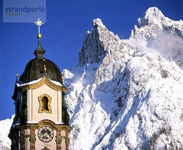 Karwendelgebirge  Viererspitze  Pfarrkirche St. Peter und Paul  Mittenwald  Oberbayern  Deutschland