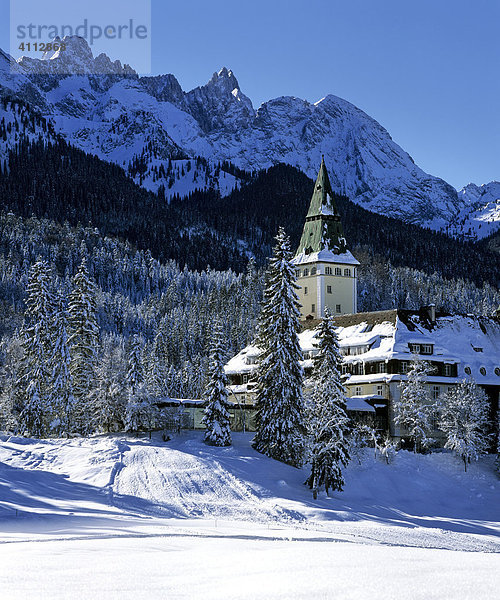 Schloss - Hotel Elmau im Winter  Wettersteingebirge  Oberbayern  Deutschland