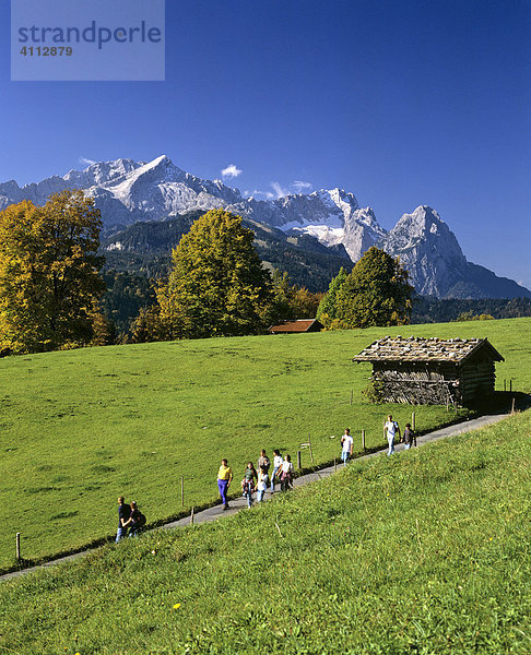 Wanderweg bei Garmisch-Partenkirchen  Herbst  Wettersteingebirge  Oberbayern  Deutschland