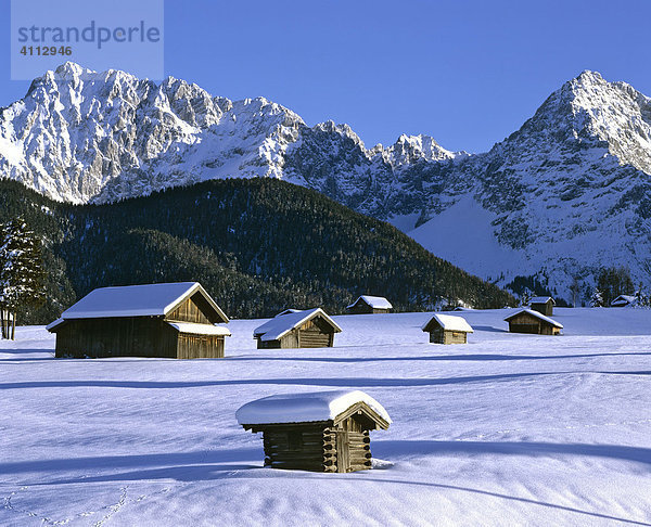 Winterlandschaft bei Mittenwald  Buckelwiesen  Karwendelgebirge  Wörner  Oberbayern  Deutschland