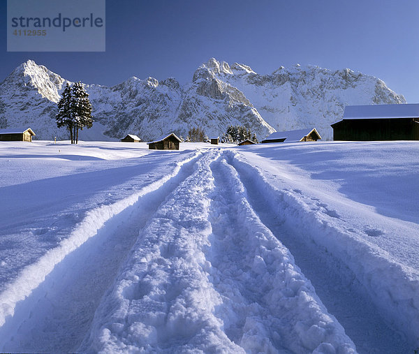 Verschneiter Feldweg im Winter Karwendelgebirge Mittenwald Oberbayern Deutschland