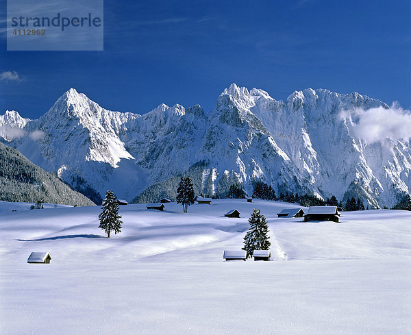 Verschneite Winterlandschaft bei Mittenwald  Karwendelgebirge  Oberbayern  Deutschland