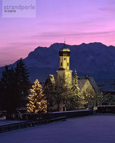 Kirche in Wallgau  Christbaum  Weihnachten  Wettersteingebirge  Isartal  Oberbayern  Deutschland