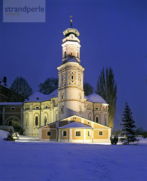 Karlskirche bei Volders  Dämmerung  Winter  Inntal  Tirol  Österreich