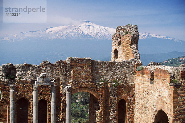 Amphietheater in Taormina mit Ätna  Sizilien  Italien