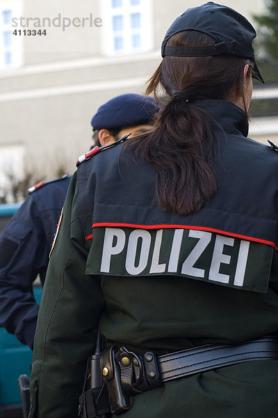 Österreichische Polizeibeamtin von hinten