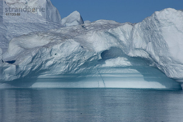 Gletschermühle  Tauwasser fließt aus Eisberg  Grönland