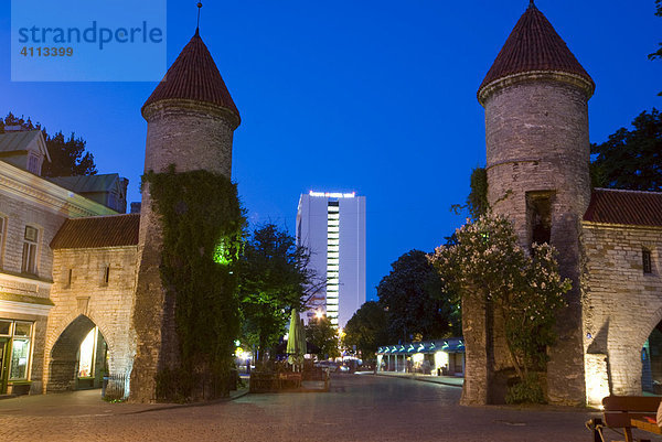 Hotel Sokos Viru durch Stadttor   Tallinn  Estland