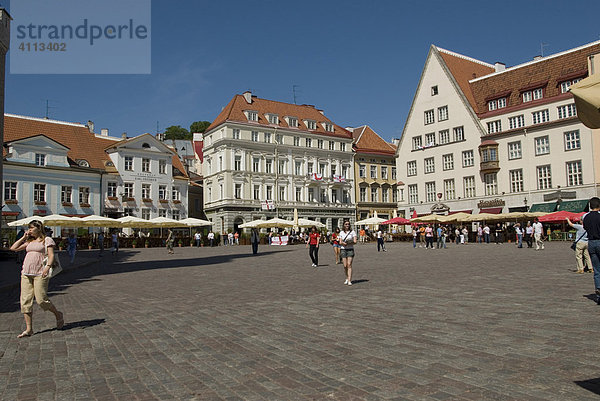 Rathausplatz mit Pfefferrestaurant Friedrich und Maikhrav  Altstadt  Tallinn  Estland