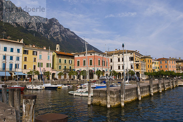 Hafen in Gargnano  Ortsbild  Gardasee  Gardisienne Occidentale  Italien