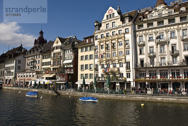 Seepromenade mit Häuserfassaden  Luzern  Schweiz