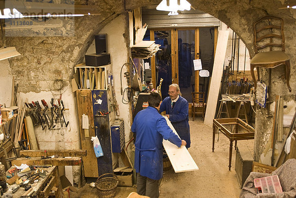 Schreiner / Tischler / Restaurator bei der Arbeit in Werkstatt  Chambery  Savoie  Rhones-Alpes  Frankreich