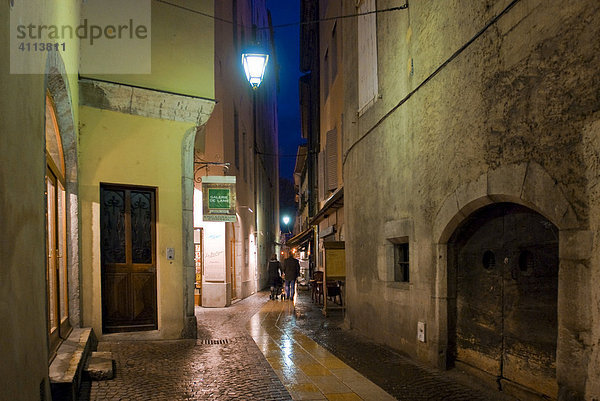 Dunkle schmale Gasse  Chambery  Savoie  Rhones-Alpes  Frankreich