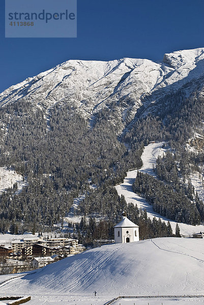 Achental  Annakircherl und Achenkirch vor Bergkulisse  Tirol  Österreich