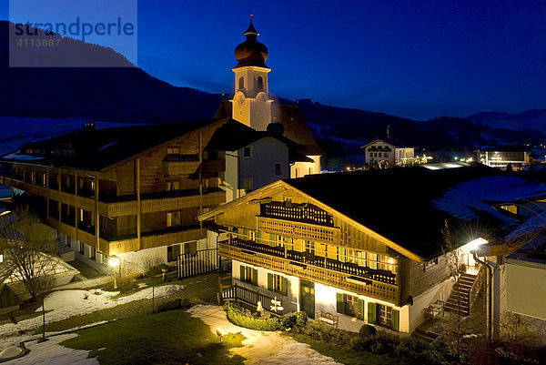 Zörerhaus mit Pfarrkirche  Achenkirch  Tirol  Österreich
