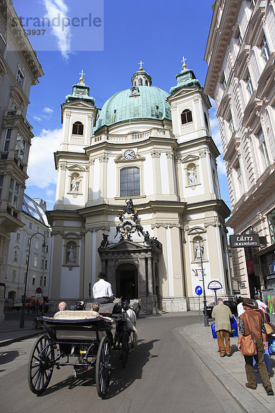 Wallfahrtskirche mit typischen Wiener Fiaker  Wien  Österreich