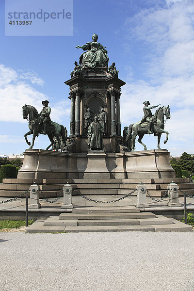 Denkmal der Kaiserin Maria Theresia zwischen dem Natur- und dem Kunsthistorischem Museum in Wien  Österreich