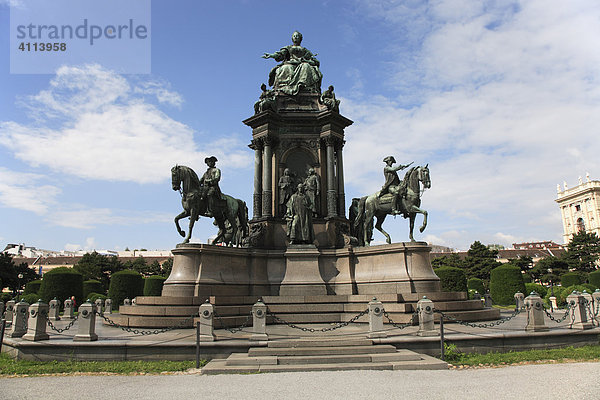 Denkmal der Kaiserin Maria Theresia zwischen dem Natur- und dem Kunsthistorischem Museum in Wien  Österreich