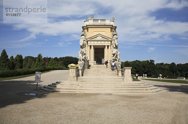 Seitenansicht der Gloriette mit Aussichtsterrasse beim Schloss Schönbrunn in Wien  Österreich