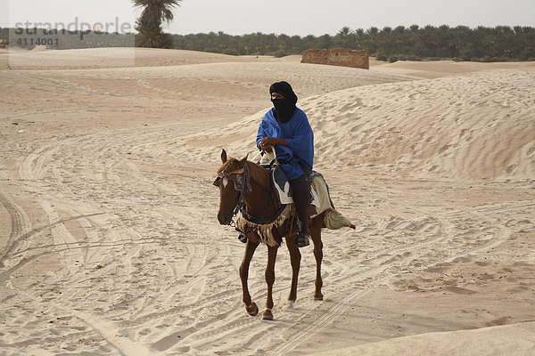 Traditioneller Tuareg reitet auf einem Pferd  Douz  Tunesien