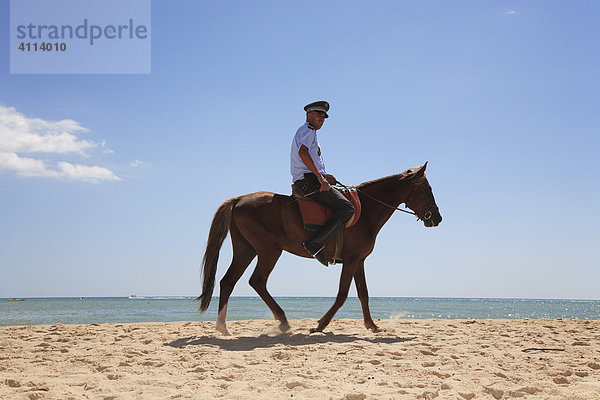 Reitender Polizist am Strand von Hammamet  Tunesien