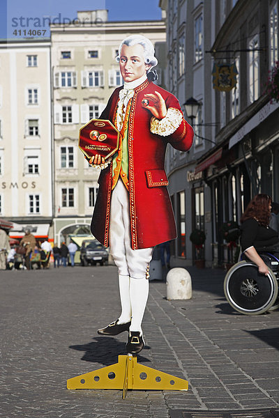 Straßenwerbung für Mozartkugeln aus Karton - Wolfgang Amadeus Mozart  Salzburg  Österreich