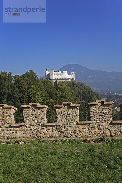 Festung Hohensalzburg mit Zinnen der Festungsanlage auf dem Mönchsberg  Salzburg  Österreich
