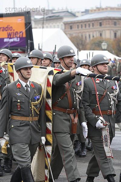 Gardeoffiziere am Heldenplatz in Wien  Österreich