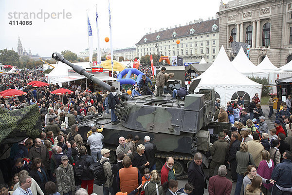 Viele schaulustige Menschen um einen Panzer am Heldenplatz in Wien  Österreich