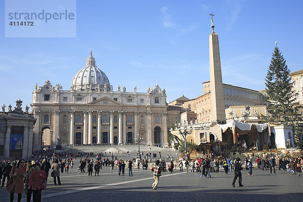 Petersdom  San Pietro  am Petersplatz mit ägyptischem Obelisk  Vatikan  Rom  Italien