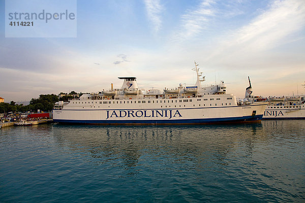 Fähre im Fährhafen von Split  Dalmatien  Kroatien