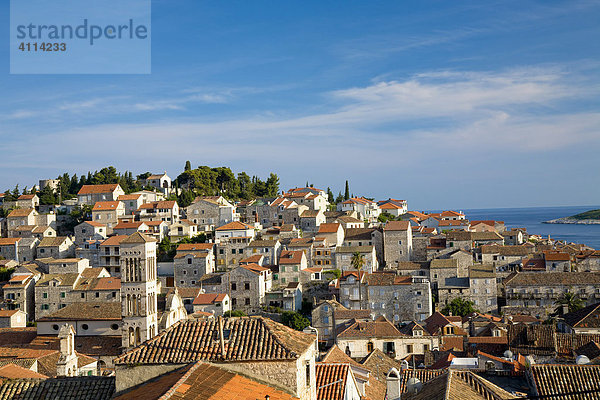 Blick auf die Hafenstadt Hvar  Insel Hvar  Dalmatien  Kroatien