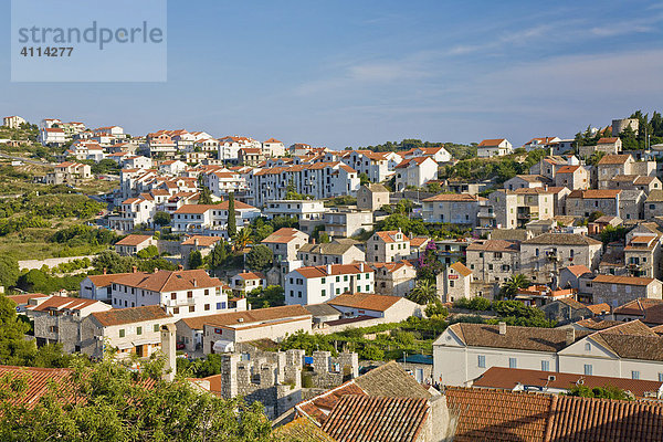 Blick auf die Hafenstadt Hvar  Insel Hvar  Dalmatien  Kroatien