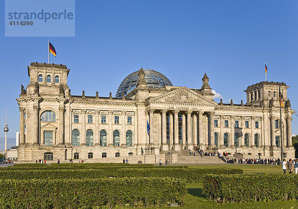 Reichstag mit Platz der Republik  Berlin  Deutschland