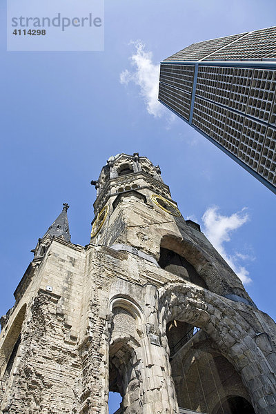 Kaiser-Wilhelm-Gedächtniskirche  Altbau und Neubau  auf dem Breitscheidplatz in Berlin  Deutschland