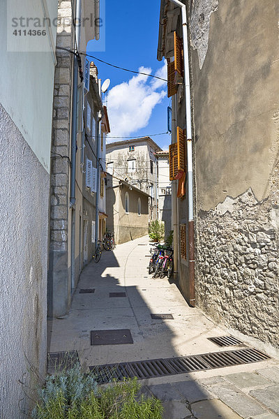 Schmale Gassen in der Altstadt von Cres  Insel Cres  Primorje - Gorski kotar  Kroatien