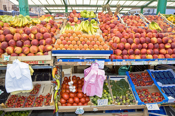 Obst und Gemüsemarkt in Rovinj  Istrien  Kroatien