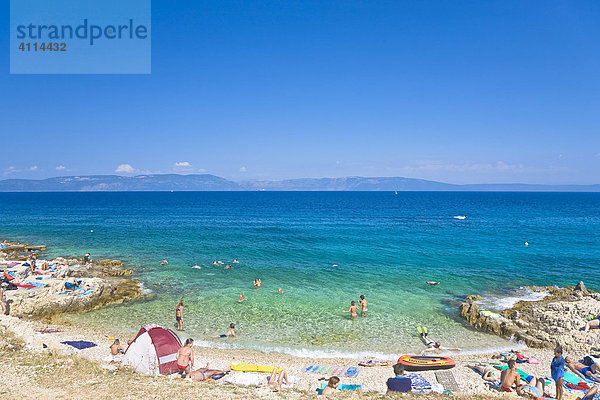 Badebucht in Ravni mit Blick auf die Insel Cres  Istrien  Kroatien