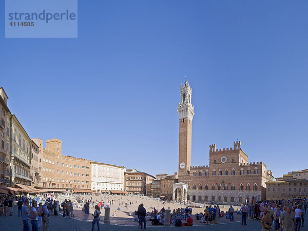 Piazza del Campo mit Palazzo Pubblico Siena Toskana Italien
