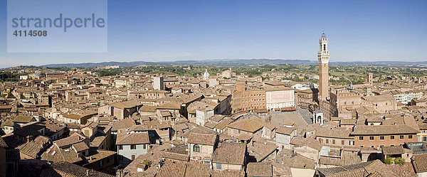Blick über Siena mit Palazzo Pubblico und Torre del Mangia Piazza del Campo Siena Toskana Italien