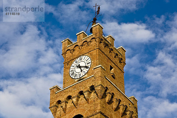 Uhrturm Glockenturm in Pienza Toskana Italien