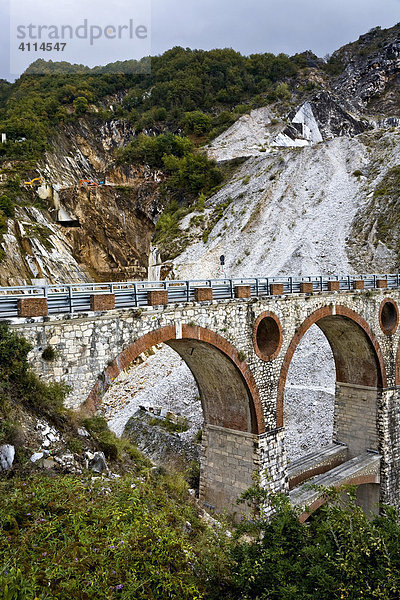 Steinbrücke im Marmorsteinbruch von Carrara Toskana Italien